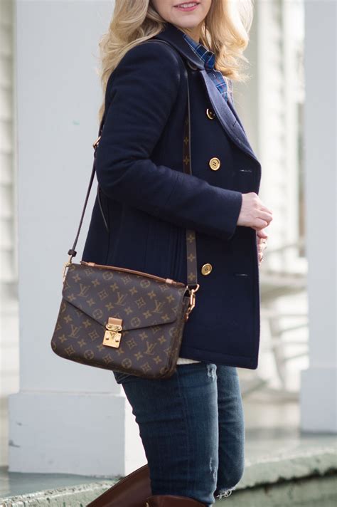 louis vuitton pochette metis celebrity